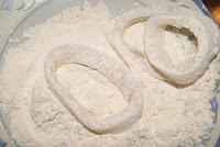 Anillas de Calamar a la Romana con Escarola y salsa Andaluza Anillas de Calamar a la Romana con Escarola y salsa Andaluza