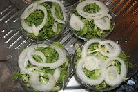 Anillas de Calamar a la Romana con Escarola y salsa Andaluza Anillas de Calamar a la Romana con Escarola y salsa Andaluza