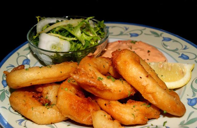 Anillas de Calamar a la Romana con Escarola y salsa Andaluza Anillas de Calamar a la Romana con Escarola y salsa Andaluza