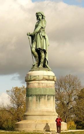 La estatua de Vercingétorix, el héroe galo Estatua Vercingétorix en Alésia 291x460 La estatua de Vercingétorix, el héroe galo