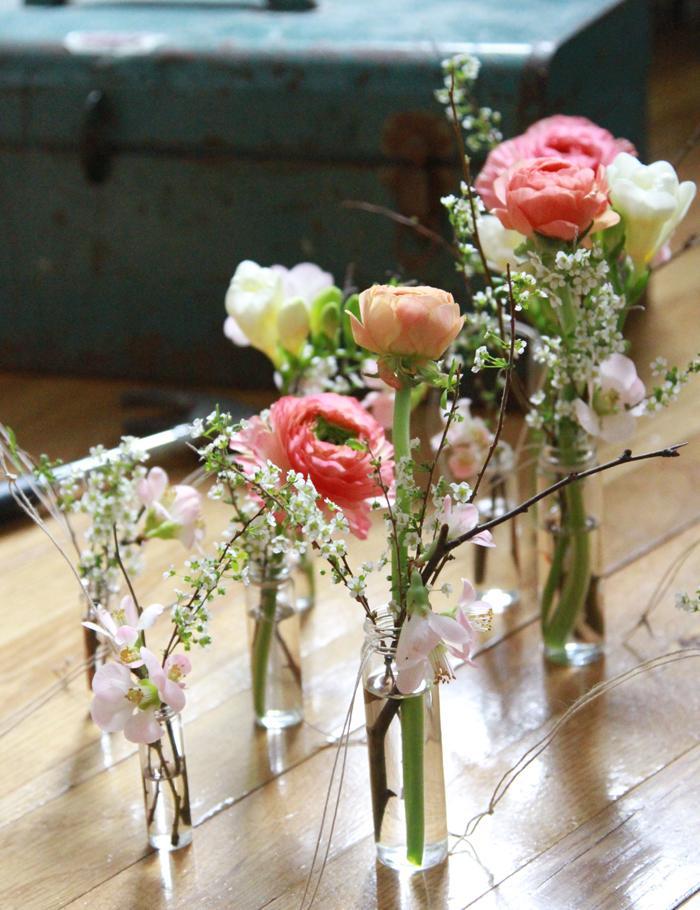 Cómo colgar jarrones en la pared con flores frescas Cómo colgar jarrones en la pared con flores frescas
