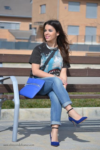 Look camiseta tiburón & azul Klein Look camiseta tiburón & azul Klein