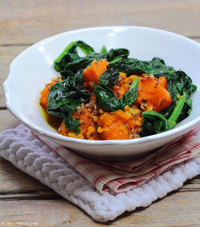 Guisado de calabaza, quinoa y lentejas coral con espinacas Pumpkin stew