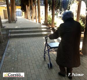 UNA MUJER MAYOR CON PROBLEMAS DE MOVILIDAD TIENE QUE ENFRENTARSE A UNA ESCALINATA PARA TRANSITAR POR EL CAMPOSANTO. Barreras arquitectónicas en el cementerio de Cabra
