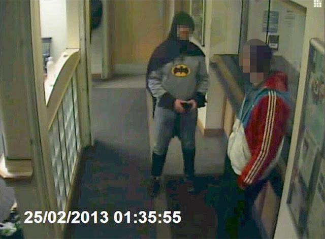 Batman entrega delincuente en comisaría, pero en la vida real. Batman entrega delincuente en comisaría, pero en la vida real.