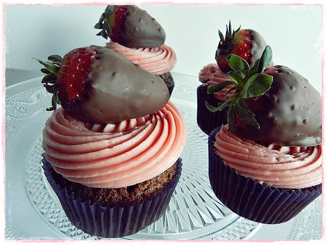 Cupcakes de chocolate y fresa