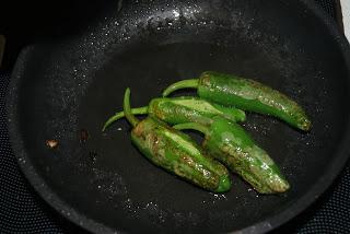 Pintxo de Queso Kiri, Salmon ahumado y Pimientos del padron Pintxo de Queso Kiri, Salmon ahumado y Pimientos del padron