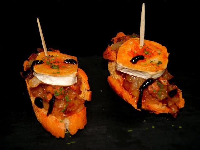 Pintxo de Cebolla caramelizada, Foie y Queso de cabra Pintxo de Cebolla caramelizada, Foie y Queso de cabra
