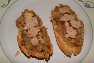 Pintxo de Cebolla caramelizada, Foie y Queso de cabra Pintxo de Cebolla caramelizada, Foie y Queso de cabra