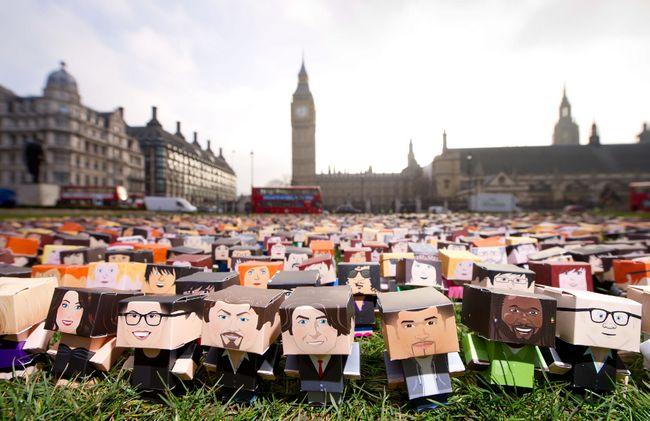 Más de 8.000 Foldable Me frente al parlamento británico en señal de protesta foldable-me-parliament-650