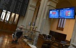 El Ibex-35 de Madrid gana un 2,15% y cierra en 8.423,3 puntos Un hombre mira los valores del índice Ibex 35, el 20 de julio de 2012 en el interior de la bolsa de Madrid