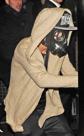 Justin Bieber usa una máscara de gas en las calles de Londres