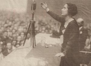 Clara Campoamor en un discurso