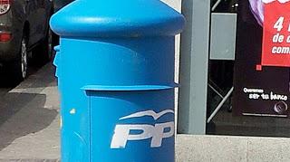 El buzón azul con las siglas del PP.