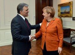 El presidente turco afirma que su país será la primera economía europea en 2050 El presidente turco, Abdulá Gul, y la canciller alemana, Angela Merkel, en Ankara el 25 de febrero de 2013.