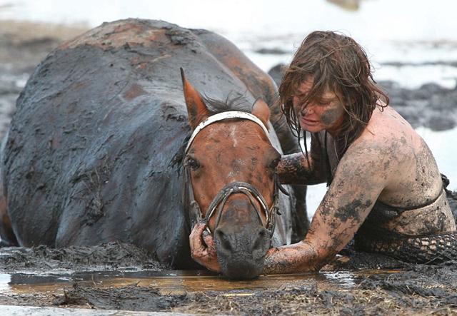 caballo mujer lodo4 VALIENTE MADRE LUCHO PARA MANTENER VARIAS HORAS A SU CABALLO ATRAPADO EN EL BARRO