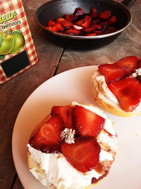 TOSTADAS CON QUESO Y FRESAS AL VINAGRE BÁLSAMICO