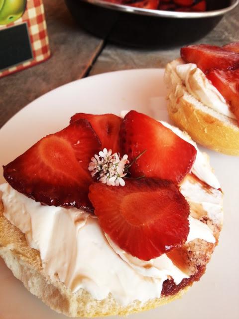 TOSTADAS CON QUESO Y FRESAS AL VINAGRE BÁLSAMICO