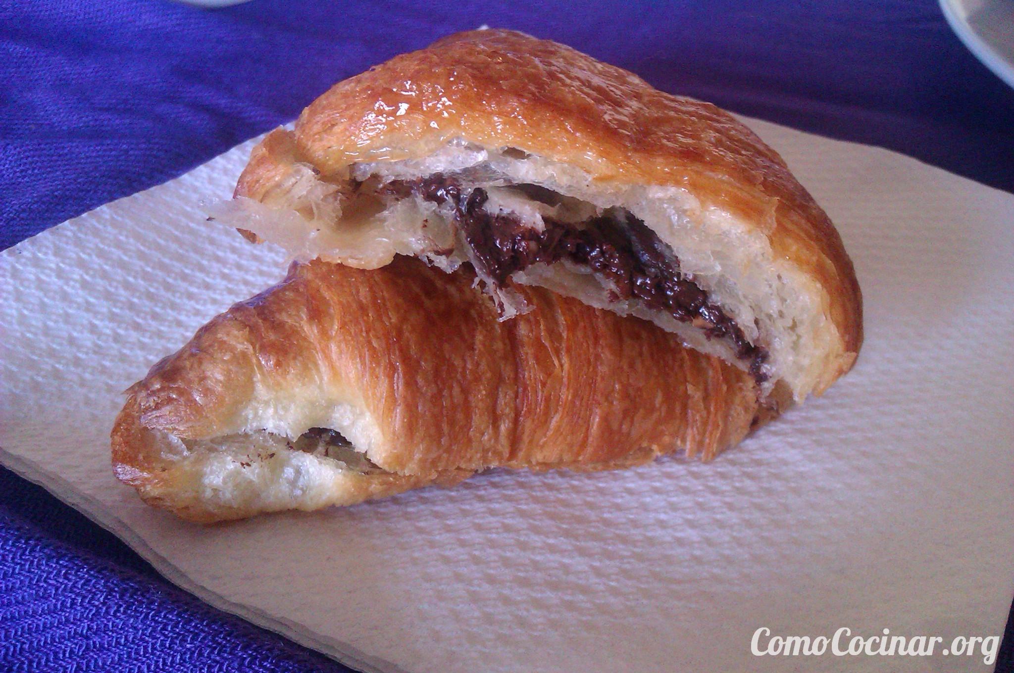¿Cómo hacer cruasanes rellenos de chocolate y almendras? paso a paso cruasán relleno de chocolate y almendras