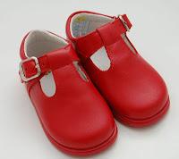 Cómo enseñar el color rojo a nuestro hijo de 18 a 24 meses zapatos rojos.