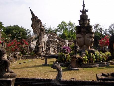 Xieng Khuan 460x345 Dos parques de esculturas entre el budismo y el hinduismo