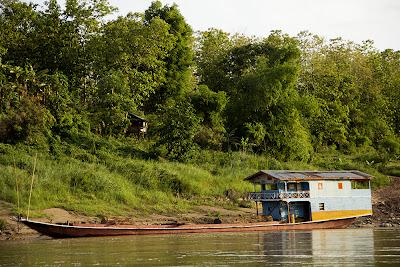 Navegando por el Mekong Navegando por el Mekong