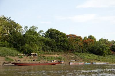 Navegando por el Mekong Navegando por el Mekong