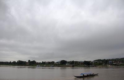 Navegando por el Mekong Navegando por el Mekong