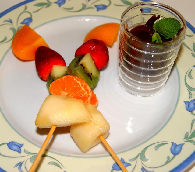 Brochetas de Frutas con Chocolate Fondue Brochetas de Frutas con Chocolate Fondue