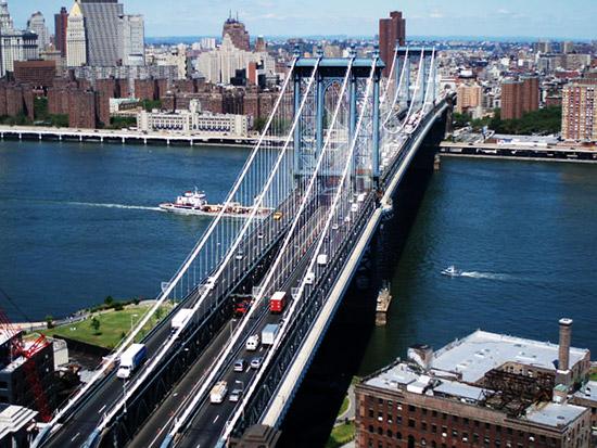La reconstrucción del Puente de Manhattan de Nueva York en Estados Unidos