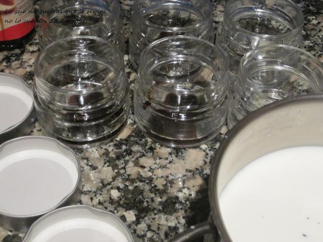 Flan en tarros con fresones Flan en tarros con fresones