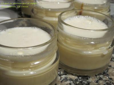 Flan en tarros con fresones Flan en tarros con fresones