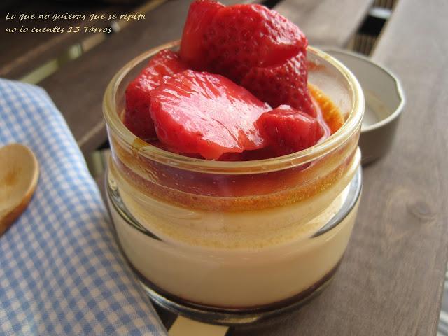 Flan en tarros con fresones Flan en tarros con fresones