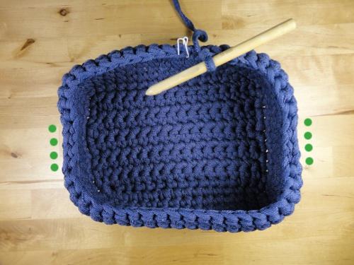 Vuelta 7: todo de puntos bajos menos puntos enanosen la zona de las asas DIY tutorial caja rectangular trapillo ganchillo