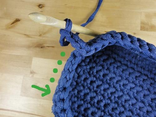 Vuelta 8 tejiendo puntos de cadeneta para hacer las asas DIY tutorial caja organizadora de trapillo con ganchillo XL