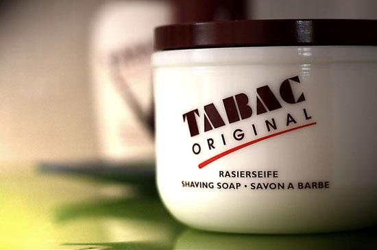 Set de afeitado Tabac Original detalle bote de porcelana con el jabón Tabac