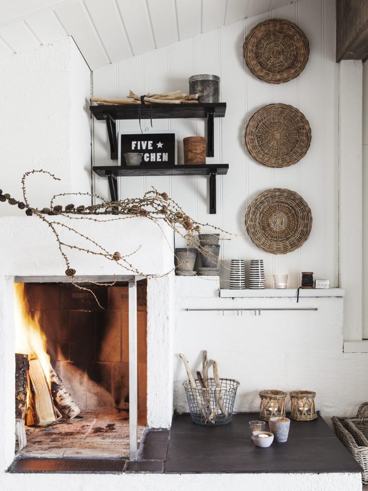 Casas: Rústico escandinavo chimenea