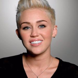 Miley Cyrus termina con su novio por Aburrido