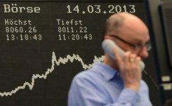 Las principales Bolsas europeas abren en ligera baja o en equilibrio Un corredor de Bolsa alemán hablando por teléfono el 14 de marzo de 2013 en Fráncfort.