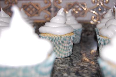 Cupcakes de chocolate blanco y merengue con cobertura de chocolate Cupcakes de chocolate blanco y merengue con cobertura de chocolate