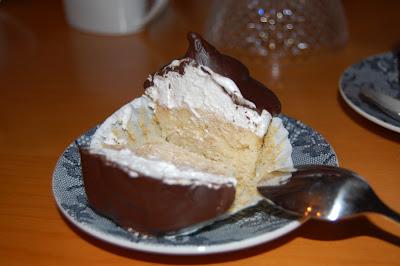 Cupcakes de chocolate blanco y merengue con cobertura de chocolate Cupcakes de chocolate blanco y merengue con cobertura de chocolate