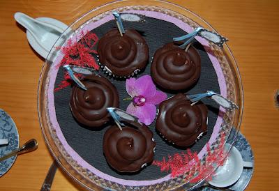 Cupcakes de chocolate blanco y merengue con cobertura de chocolate Cupcakes de chocolate blanco y merengue con cobertura de chocolate