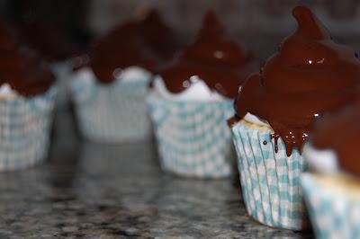 Cupcakes de chocolate blanco y merengue con cobertura de chocolate