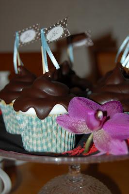 Cupcakes de chocolate blanco y merengue con cobertura de chocolate