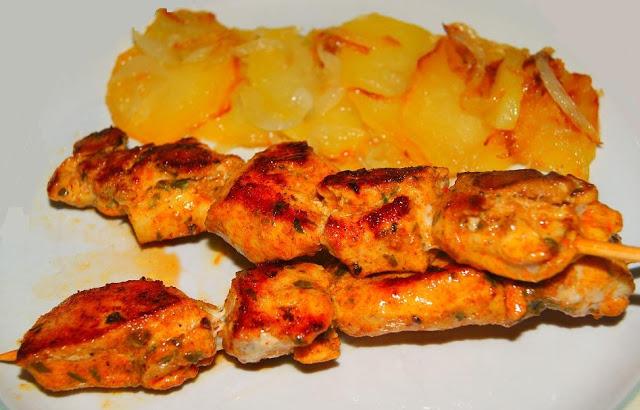Brochetas de pollo con Patatas Panadera Brochetas de pollo con Patatas Panadera