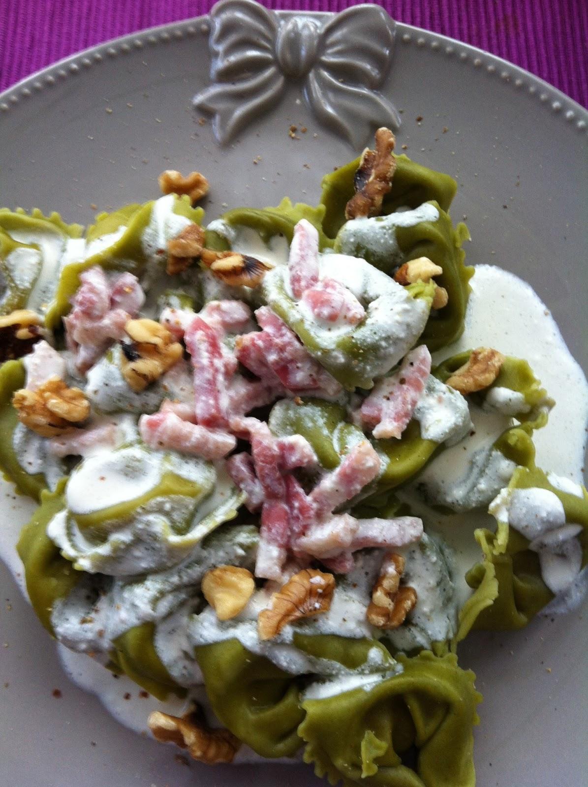 Tortellini De Ricotta Con Bacon, Nata Y Nueces Tortellini De Ricotta Con Bacon, Nata Y Nueces
