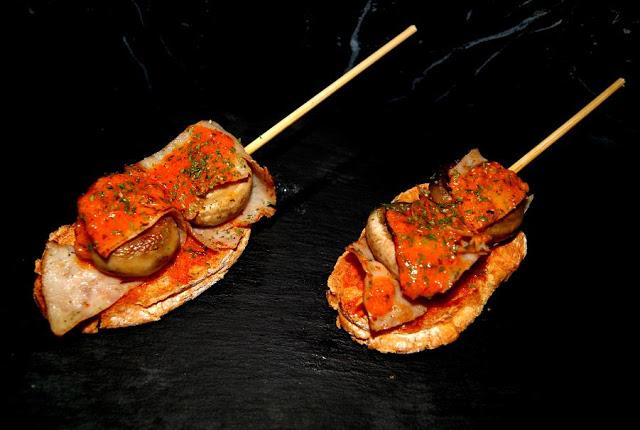 Brochetas de Champinones con Pavo Braseado y Salsa Chimichurri Brochetas de Champinones con Pavo Braseado y Salsa Chimichurri