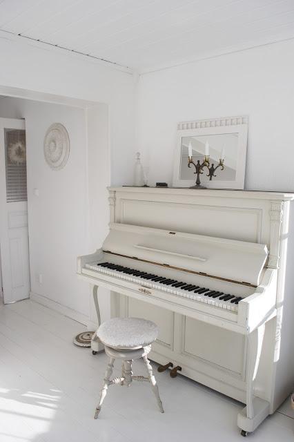 Un antiguo piano de madera blanco