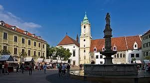 Bratislava, estatuas callejeras nos observarán todo el camino.
