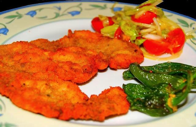 Escalope de Ternera con Ensalada y Pimientos del Padron Escalope de Ternera con Ensalada y Pimientos del Padron